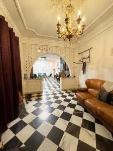 a living room with a checkered floor and a chandelier at Maison moderne & cosy in Constantine
