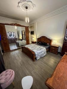 a bedroom with a bed and a table and a chair at Maison moderne & cosy in Constantine