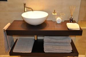 ein Badezimmer mit Waschbecken und Handtüchern auf einem Tisch in der Unterkunft CHARMING COMO - Apartment downtown in the pedestrian area with 2 double bedrooms and 2 complete bathrooms a spacious living room and full equipped kitchen in Como