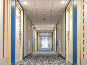 a hallway of an office building with a hallwayngth at ibis budget Bourg en Bresse in Bourg-en-Bresse +55 photos