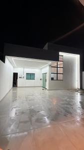 an empty room with a large concrete floor at Casa moderna próximo ao bumbodromo in Parintins