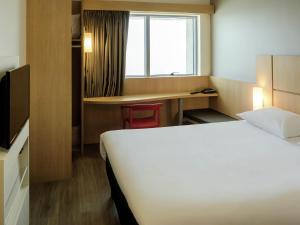 a hotel room with a bed and a desk at ibis Cartagena Marbella in Cartagena de Indias