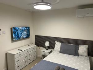 Postel nebo postele na pokoji v ubytování Chambers resident suite