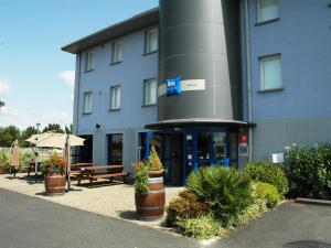 a building with a picnic table in front of it at ibis budget Libourne in Libourne