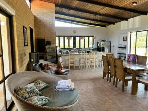a living room with a table and chairs and a kitchen at Casa - Finca Villa Violeta in San Vicente