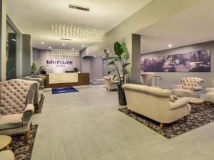 a salon with couches and a waiting room at Mercure Warragul in Warragul