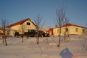 エイイルススタジルにあるCountry House Tokastaðirの雪の家の前に停車したトラック