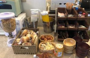 a kitchen counter with baskets of food on a counter top at 水戸第一ホテル本館 in Mito