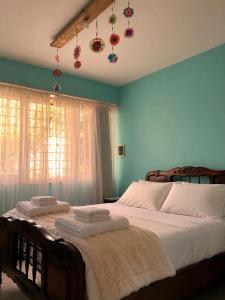 a bedroom with a large bed with towels on it at CASA MENDIOLA, encantadora casa con patio privado, y pileta en jardín cerca de la Laguna in Chascomús