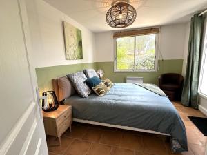 a bedroom with a bed and a window at Vent d'ouest in Messanges