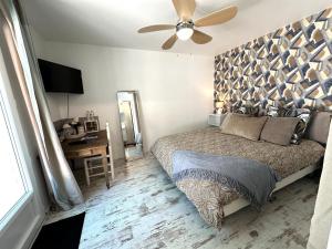 a bedroom with a bed and a ceiling fan at Vent d'ouest in Messanges +11 photos
