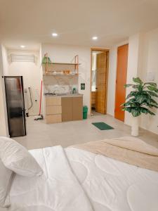 a living room with a white bed in a room at CityZen Apartahotel in Florencia