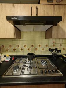 eine Küchentheke mit Herdplatte in einer Küche in der Unterkunft Casona Don Nilo in Morelia
