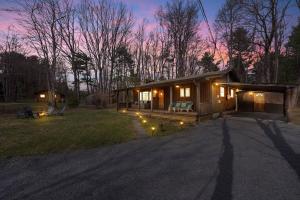 a small cabin in the middle of a yard at Beartop Lodge Cozy Rustic Cabin Fire Pit in Blakeslee
