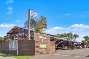 a street sign in front of a building at Boat Harbour Stays in Hervey Bay +148 photos