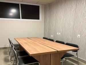 a conference room with a wooden table and chairs at ibis Catalao in Catalão