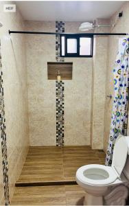 a bathroom with a toilet and a shower at Apartamento La bonita guatape in Guatapé +20 photos
