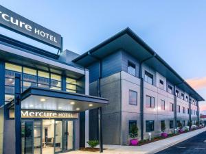 a large building with aire hotel on a street at Mercure Tamworth in Tamworth