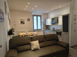 a living room with a couch and a kitchen at MaGi-A apartment in Cecina