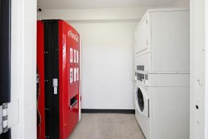 a coke machine in a room next to a washing machine at Hyland Inn Van Nuys in Van Nuys