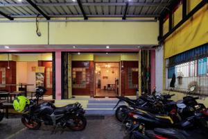 a group of motorcycles parked in front of a building at RedDoorz at Taman Galaxy Bekasi in Bekasi +20 photos