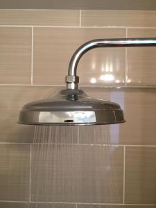 un cabezal de ducha con agua saliendo de él en Ronas House en Inverness