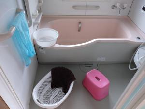 a bathroom with a pink bath tub with a trash can at Hall D - Vacation STAY 14820 in Kōnosu
