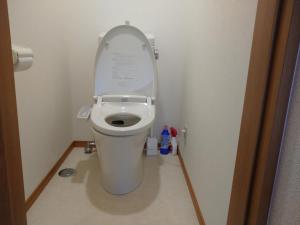 a bathroom with a toilet with the lid up at Hall D - Vacation STAY 14820 in Kōnosu +1 photo
