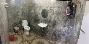 a small bathroom with a toilet and a sink at โบว์ ปางอุ๋ง in Ban Huai Makhuea Som
