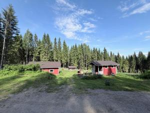 ein kleiner Schuppen inmitten eines Feldes mit Bäumen in der Unterkunft Metsäpirtti in Kolinkylä + 36 Fotos