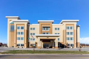 a large tan building with a large entrance at La Quinta by Wyndham Springfield IL in Springfield