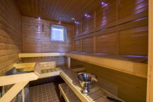a sauna with a tub and a sink in it at Ehtookehto in Tahkovuori +53 photos