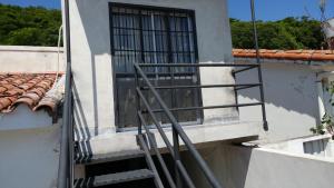una escalera que conduce a una ventana de un edificio en Apartamento Los Gladiolos en Salta