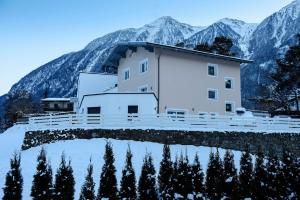 Ein allgemeiner Bergblick oder ein Berglick von der Pension aus