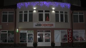 un gimnasio con luces moradas en un edificio en Center Guest House en Sapareva Banya