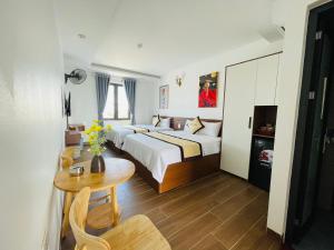 a hotel room with a bed and a table and chairs at A90 HOTEl2 in Nhật Tựu +104 photos