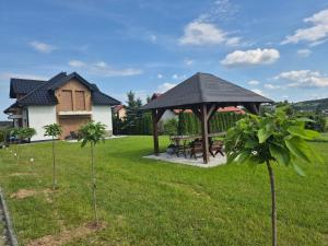 a gazebo in the yard of a house at Apartament Królówka in Nowy Wiśnicz