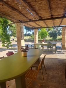 a green table and chairs in a patio at La Fragna in Nardò
