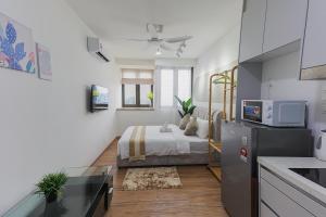 a small room with a bed and a kitchen at Riveria City by Nomadnest in Kuala Lumpur +29 photos