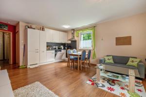 a living room with a couch and a table at Ferienwohnung Kleinramspau in Regenstauf