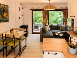 a living room with a couch and a table at Cosy Green in Waulsort