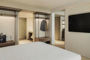 una camera da letto con un letto, una tv e un armadio di Hyatt Centric Malta a San Giuliano