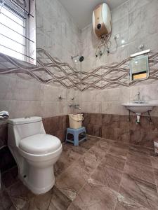 a bathroom with a toilet and a sink at IMPERIAL COTTAGE, HILL BUNK OOTY in Ooty +34 photos