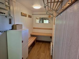 ein kleines Zimmer mit einer Bank in einem Minihaus in der Unterkunft Hideaway Cottage in Ivalo
