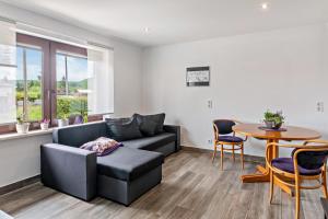 a living room with a couch and a table at Fewo Drei Gleichen Nr 2 in Wandersleben