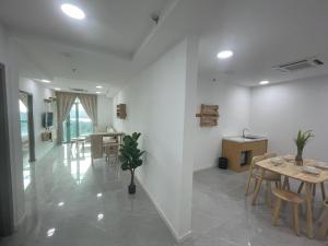 a kitchen and dining room with a table and chairs at Liwan, Baysuite by Ayuhouz in Kota Kinabalu
