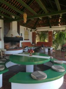 sala de estar con mesa y chimenea en Bosque Macadamia, en El Tejar