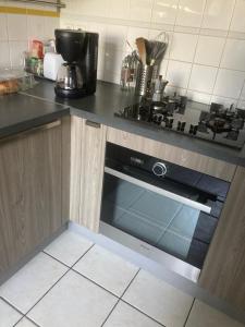 a kitchen with a stove top oven in a kitchen at Chambre sympa in La Chapelle-sur-Erdre