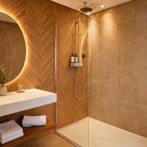 ein Badezimmer mit Dusche mit Glastür in der Unterkunft Van der Valk Hotel Arnhem in Arnhem + 55 Fotos
