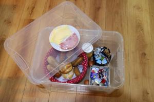 ein Plastikbehälter gefüllt mit Lebensmitteln und Süßigkeiten in der Unterkunft Tiny Cottage 2 in Drijber